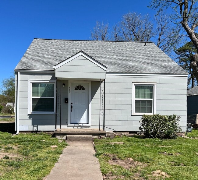 Adorable 2 bedroom 1 bath home in Tulsa. - Adorable 2 bedroom 1 bath home in Tulsa.