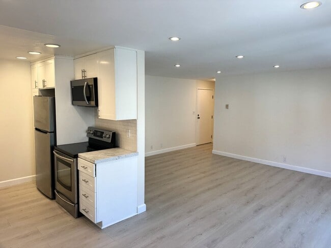 Photo - Bright and breezy, updated 2+2 condo in Playa Del Rey, fireplace, pool Unit 40