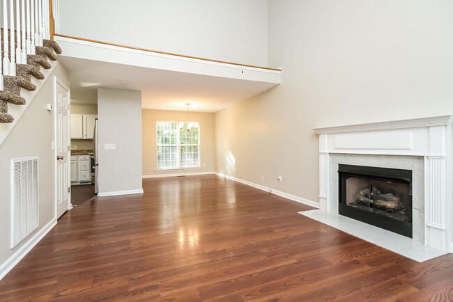 Photo - 131 Braxton Ln E