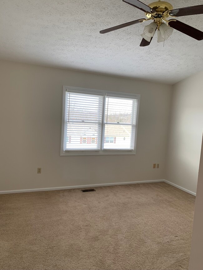 2560 Hawthorne Dr Townhome Townhome Rental in Oakdale PA