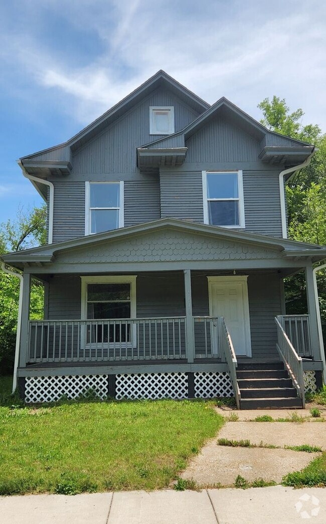 Building Photo - Large, beautifully updated well insulated ... Rental