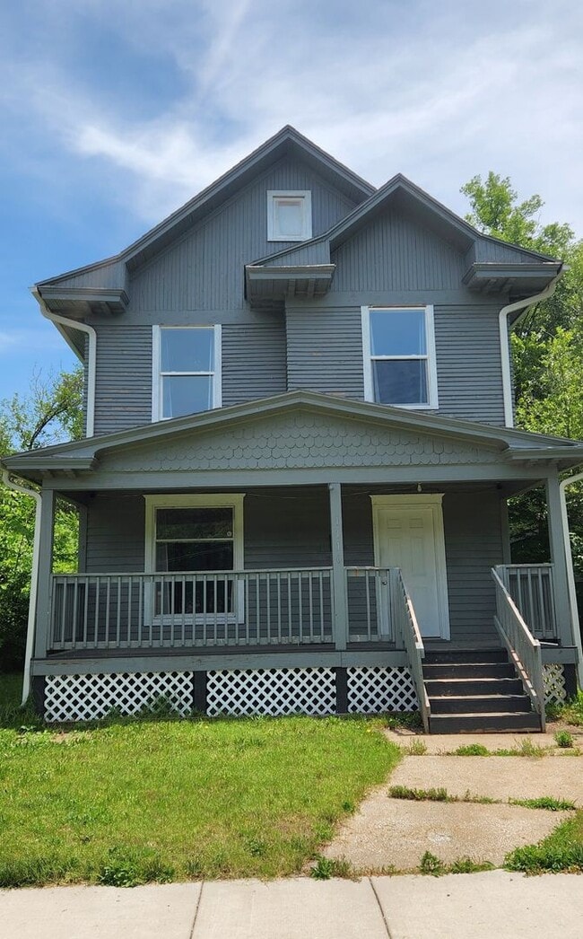 Building Photo - Large, beautifully updated well insulated ... Rental