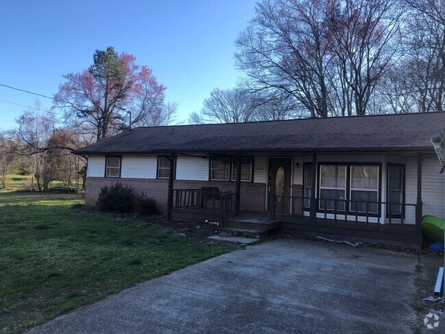 Building Photo - 3 bed/ 1 bath ranch Rental