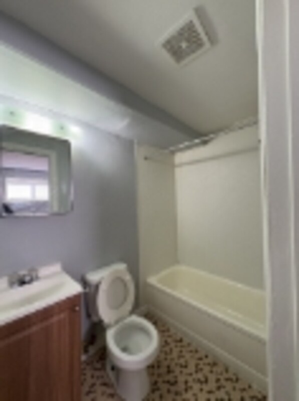 Photo - 270 E Nottingham Rd