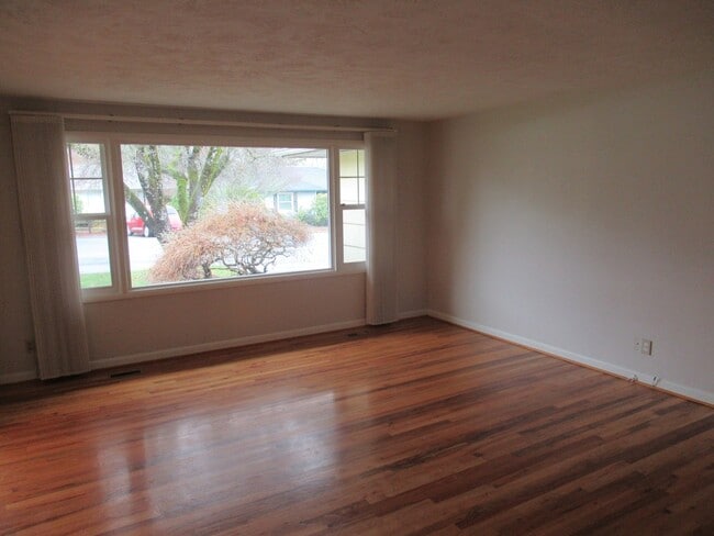 Photo - Four Bedroom Home in the Hills of South Salem