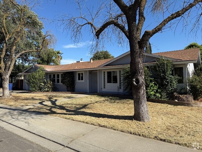Building Photo - Single story home in east Modesto!