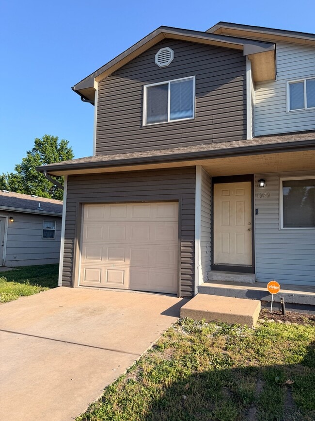 Building Photo - 1323 W Nottingham Cir