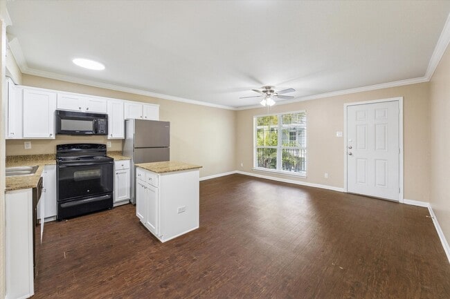 Building Photo - 300 Pecore St Unit 19