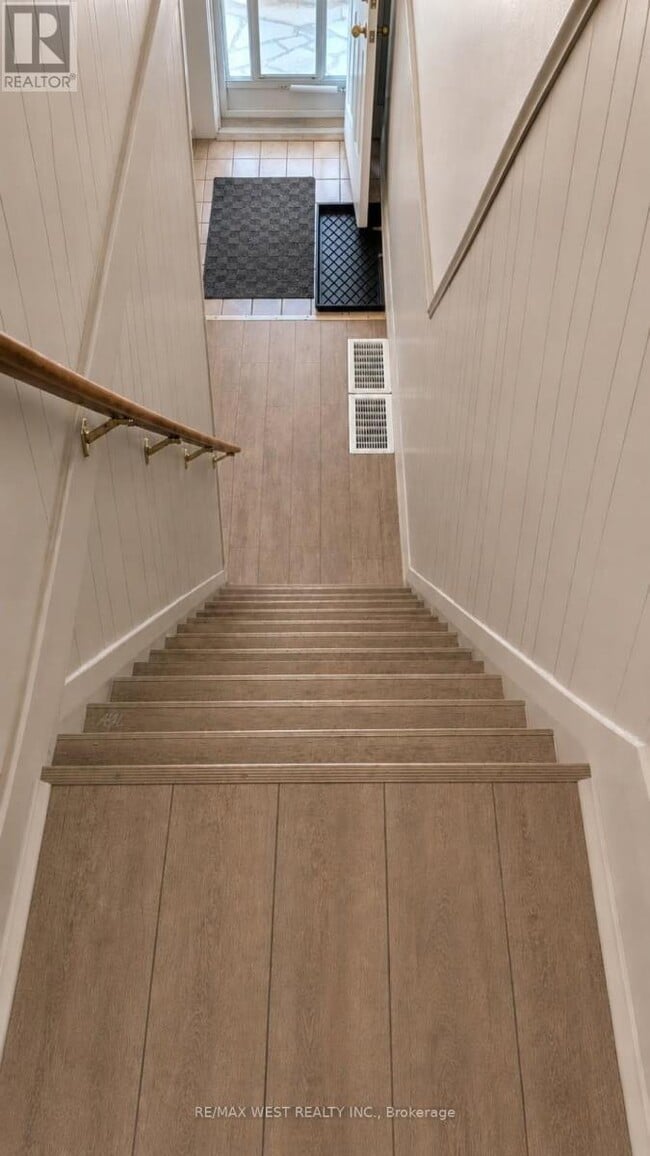 Photo - 321 Caledonia Rd
