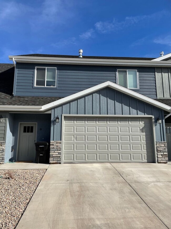Building Photo - Amazing 3 bed, 2.5 bath with 2 car garage townhome!