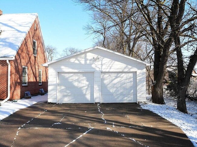 Photo - 705 E 9th St