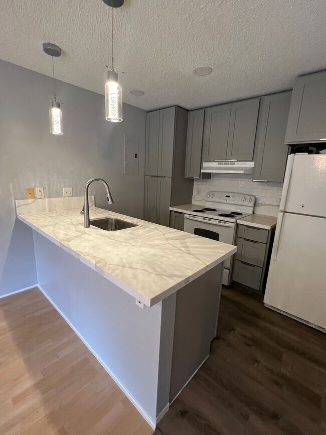 Photo - Upstairs Corner Unit 1 Bedroom/1 Bath Town... Unidad 6V