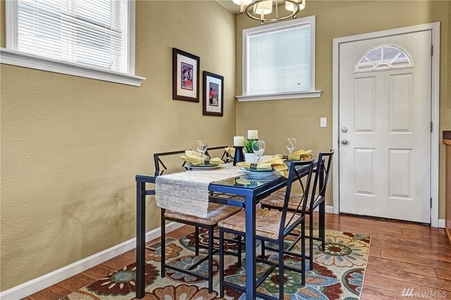 Photo - 3 Bed House Available Now! 1 block from Gr...