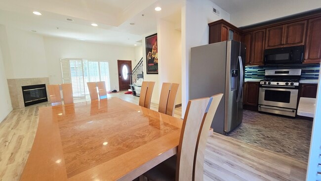 Photo - 10833 Kling St Unidad Noho Condo