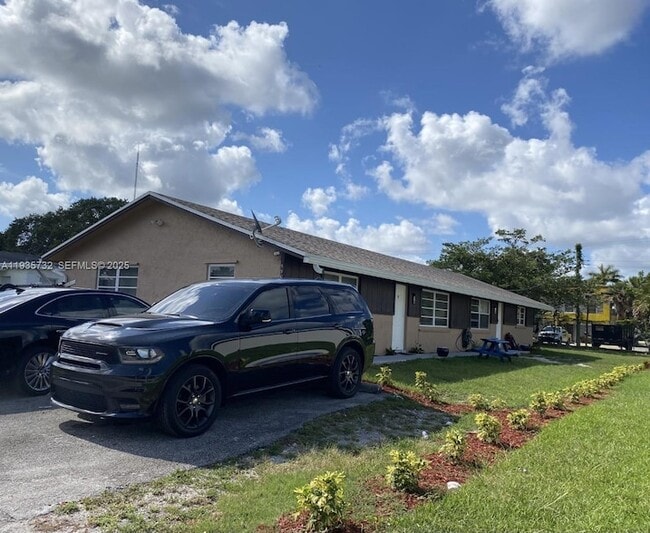 Building Photo - 5904 SW 27th St Unit S