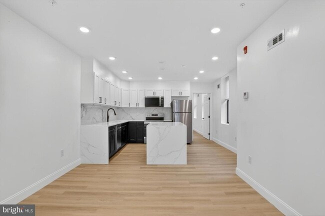 Photo - 712 N American St Unidad 1