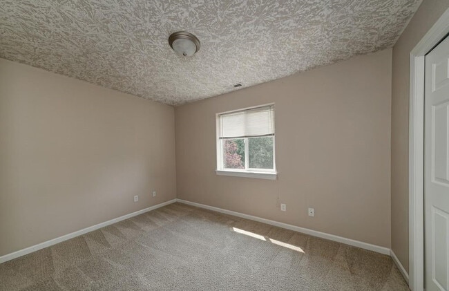 Photo - 4bd/2.5ba House with Washer/Dryer & Fully Fenced Yard!