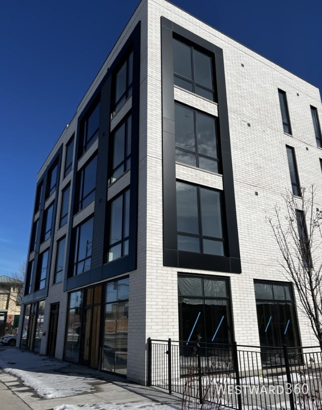 Building Photo - 1320 S Ashland Ave Unit 401