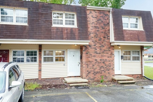 Building Photo - 718 Shawnee Dr