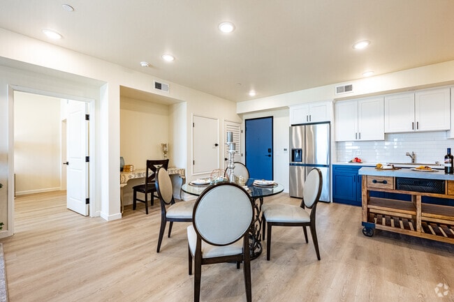 2BR, 2BA - 1,043SF - Dining Room - Solare