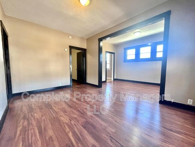 Photo - 325 E Washington St