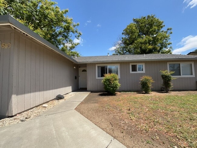 Building Photo - Great 5 bedroom house with large yard a block from campus available for September move in!