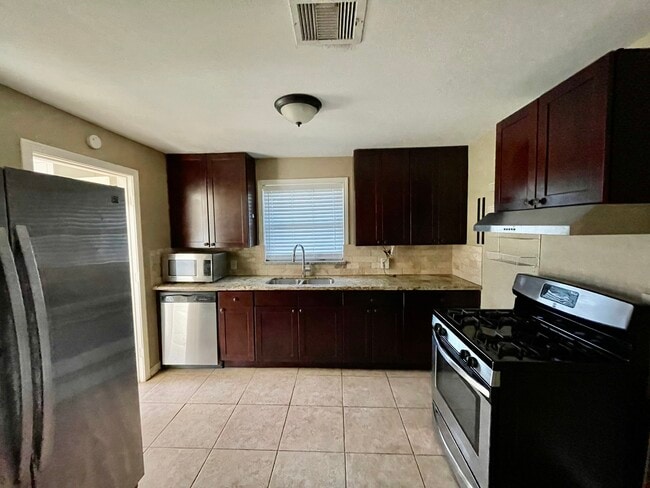 Building Photo - 206 Frawley St Rental