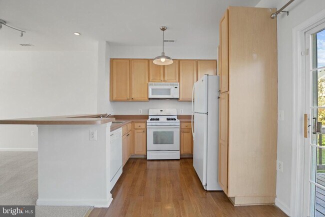 Photo - 22941 Fontwell Square