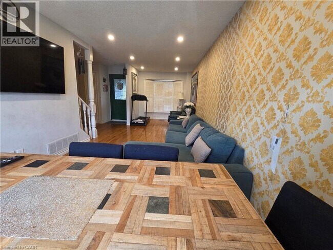 Photo - 3082 Cantelon Crescent