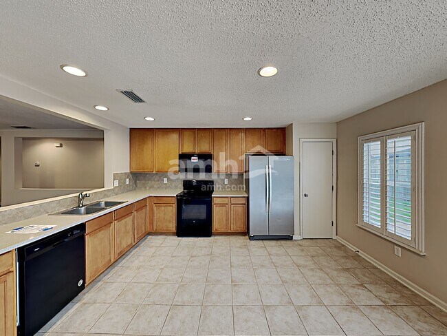 Photo - 562 MacKenzie Cir