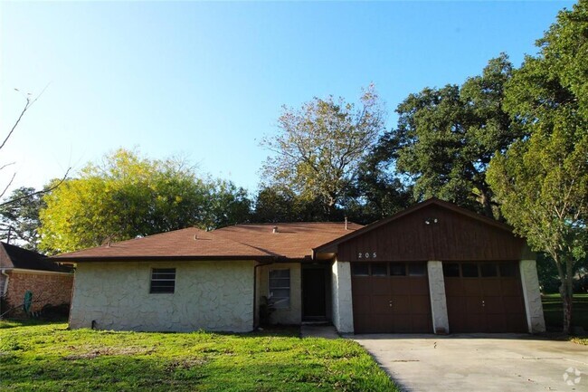 Building Photo - 205 Forest Oaks Ln Rental