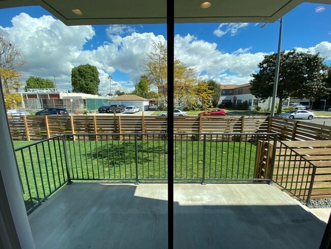 Photo - NEW SMART*4BD*4BA*TOWNHOME/ROOF DECK*CENTRAL AIR/HEAT*STAINLESS STEEL APPLIANCES*WASHER/DRYER IN ...