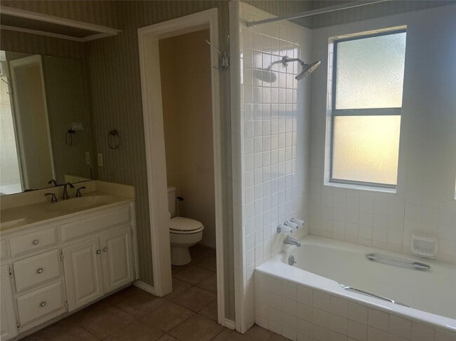 Photo - 1 Lakeway Dr Unit a