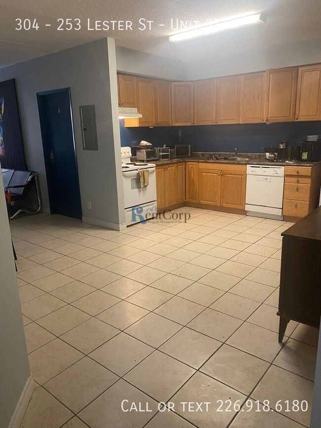 Building Photo - 253-253 Lester St Unit 3