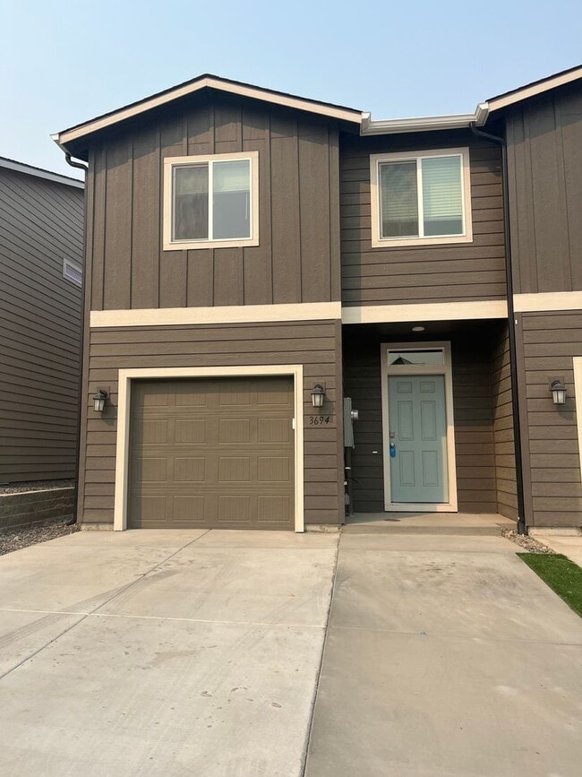 Building Photo - 3 Bedroom 2.5 Bathroom Townhome