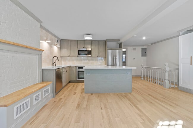 Building Photo - 347 Kosciuszko Street Unit Apt. 1