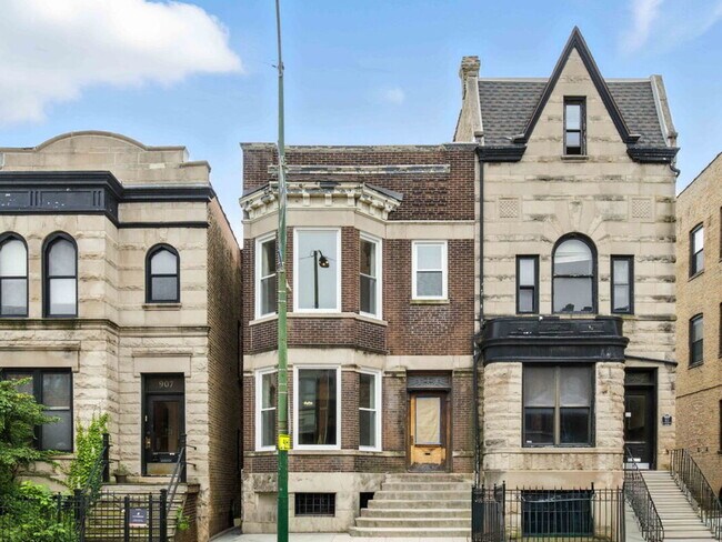 Building Photo - 909 W Addison St Unit 2 Rental