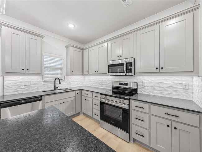 Photo - 100 Selkirk Dr