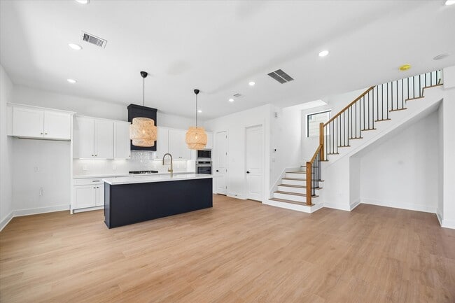 Photo - 1325 W 22nd St