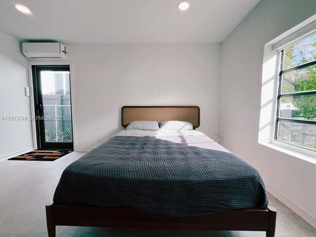 Photo - 765 NW 44th St Unidad 2