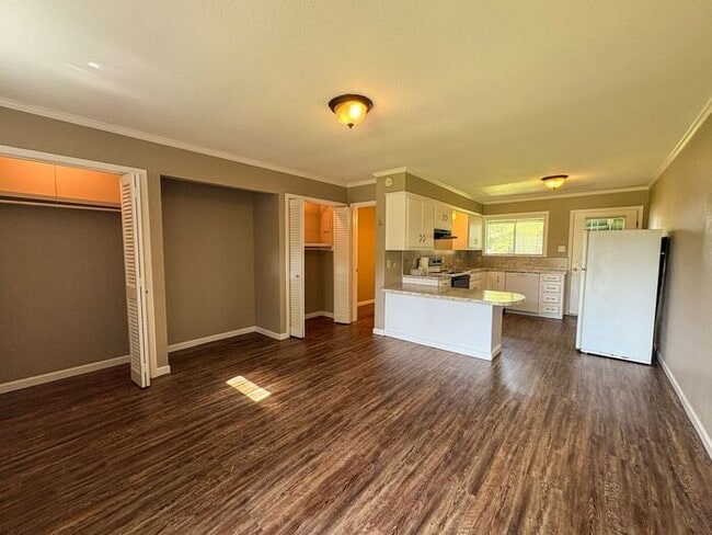 Building Photo - Tour Today! Studio Apartment in East Tyler!