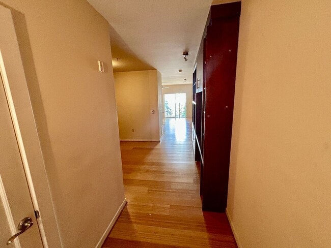 Photo - Fantastic Studio Apartment with 2 parking spaces included! AVAILABLE NOW!