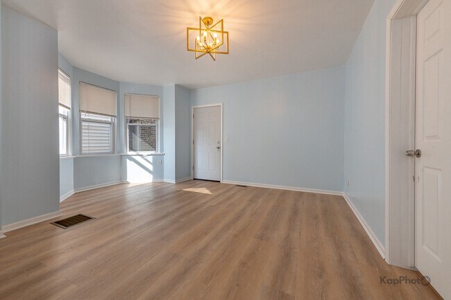 Photo - 2821 S Emerald Ave Unidad 1R