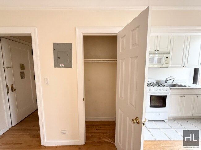 Photo - West 10th Street Unidad 4E