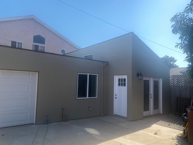 Building Photo - 2916 E 10th St Unit A