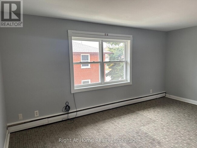 Photo - 119 Rossland Rd E Unit Apt. 4