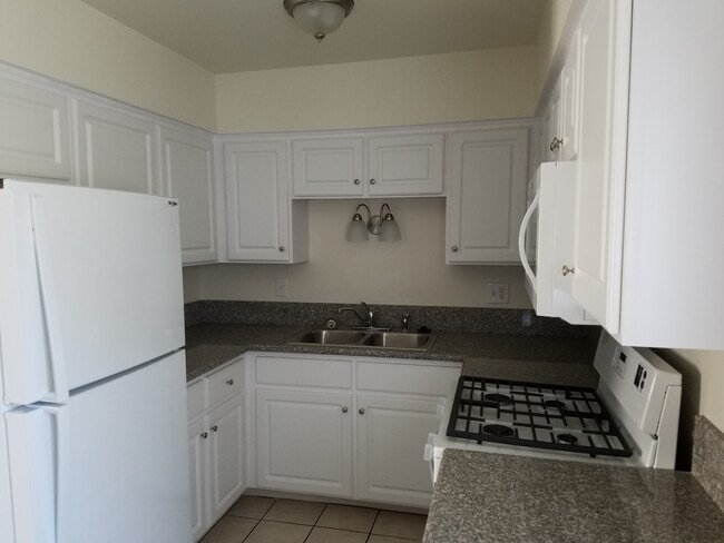 Photo - 8930 Edgemoor Dr Unit 3