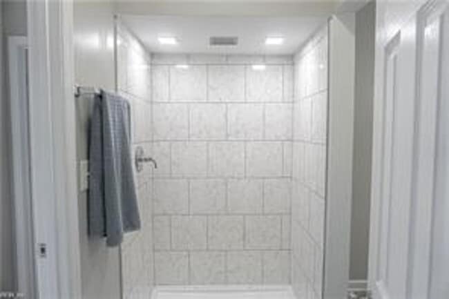 Photo - 1350 W 38th St