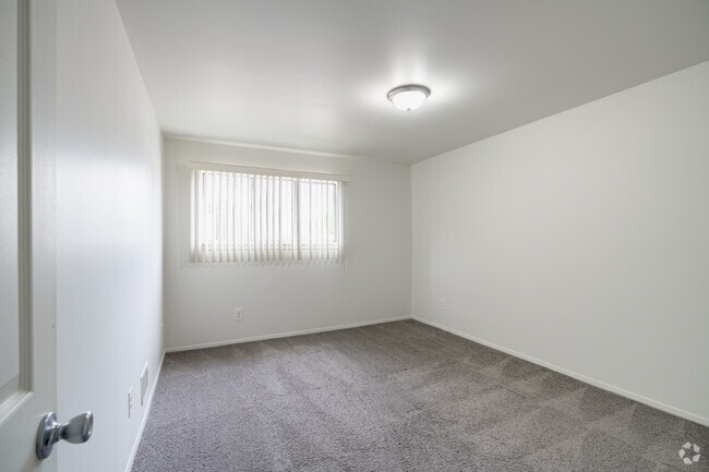 Apartamento renovado de 2 habitaciones y 1 baño, 950 pies cuadrados, dormitorio - Woodside Manor Apartments