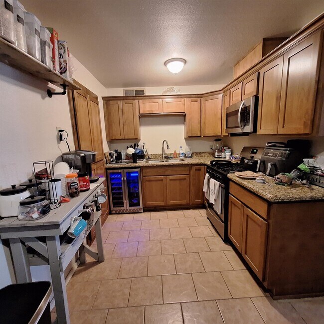 Photo - 930 E 25th St